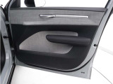 運転席ドアの全景です。キャビンを彩るすべてのものに、機能を形にした美しさが備わっています。