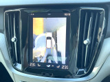【360&deg;ビューカメラ】4台の高解像度カメラで360度の鳥瞰図を表示。隣の車や壁、死角にある障害物などを画面で確認できるため、狭いスペースでの駐車・出入りも安心です。