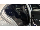 ウィンカー内蔵ドアミラーを開発したのは『メルセデス・ベンツ』です。他車からの視認性が高まり、事故の可能性を低減させています。更に、点灯部分はドライバーの視界に入らないように設計されています。