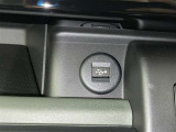 充電用USB端子付き。スマートフォンなどの充電に便利です。