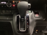 CVT車のセレクトレバーです。低速から高速まで、変速ショックのないスムーズな走りと、エンジン効率のよい領域を維持して燃費にも貢献します。サイドブレーキはスイッチ操作の電子制御パーキングブレーキです。