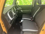 前席のシートは柄入りの表皮と明るいアクセントが特徴で、車内に落ち着いた雰囲気を添えます。フロントまわりまで見渡しやすく、助手席の方も窓越しの景色を楽しみながら過ごせる空間です。