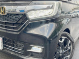 【LEDヘッドライト】悪天候や夜間走行時も良好な視界を確保し安心して運転できる高輝度LEDヘッドライトを装備!点灯速度が早く、消費電力も抑えられています。
