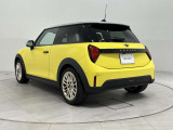 個性的な新型テールライトが、後ろ姿をスタイリッシュに演出。どの角度から見てもMINIらしさが際立ちます。