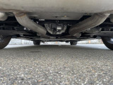 気になる中古車の下廻り。もちろん、納車時には整備スタッフによる点検を実施致しますので安心してご購入いただけます。ご希望があれば下廻りの錆止め施工も承ります。クリアでの施工なので、純正のままの姿で防