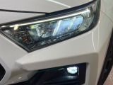【LEDヘッドライト】悪天候や夜間走行時も良好な視界を確保し安心して運転できる高輝度LEDヘッドライトを装備!点灯速度が早く、消費電力も抑えられています。