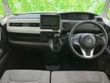 運転席から前方を見渡しやすいレイアウトで、メーターや中央の画面も視線を向けやすい位置に配置。足元にもゆとりがあり、毎日の移動を落ち着いて過ごせそうです。