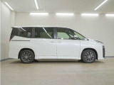 リアには左右スライドドアを採用。狭い駐車場でも開閉しやすく、強風の日でもドアが煽られにくくなっております。小さなお子さまやご年配の方も安心して乗り降りできます。