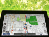 地図上に周辺の道路や施設が表示され、現在地と目的地の位置関係を確認しやすい画面です。行き先までの道順を把握しながら移動でき、慣れないエリアへのお出かけにも役立ちます。