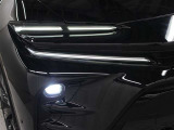 LEDの配光範囲を細やかに制御し、先行車や対向車に光が当たる部分だけを自動的に遮光できる「アダプティブハイビームシステム(AHS)」が採用されています。