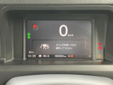 速度やシフト位置などの情報が中央の画面にまとまり、運転に必要な表示を確認しやすい配置です。警告灯や燃料残量も表示されるため、出発前や運転中の状況把握に役立ちます。