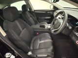 広い足元にゆったり座れるシートには肘掛けも装備しており長距離の運転でも疲れにくくなってます。女性でも運転がしやすいように、シートの高さ調整機能(シートリフター)がついています。