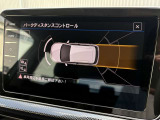 障害物との距離をセンサーで検知するパークディスタンスコントロール。音とディスプレイ表示で駐車時の安心感を高めます。