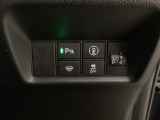ハンドルの右側にはヘットライトリベライザーとHondaセンシング用のメインスイッチがついています。ヘッドライトリベライザーは道路状況や積荷の加重に応じてライトの高さを調節できます。