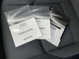メンテナンスノート、取扱説明書ですね。 車の情報が凝縮されています。 車の整備記録が記載されている大事な物ですよ。