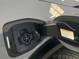 運転席側が普通充電・助手席側は急速充電と充電の差し込み口が違っています。