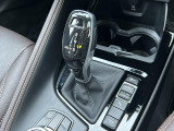BMWのほぼすべてのモデルで、電子式シフトレバーを採用。手首のスナップだけで簡単に操作が可能。また、スポーツ・マニュアルモードを搭載しており、BMWらしい『意のままに操る』感覚をご体感いただけます。