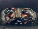 見やすいレイアウトにまとめられたインフォメーションディスプレイ。運転中に集中しながら必要な情報を把握することができます。