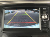 後方の映像とガイドラインが画面に表示され、駐車時に周囲との距離感をつかむ目安になります。バックでの駐車や車庫入れの際、後方確認をサポートしてくれる便利な装備です。