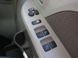 パワーウインドウと電動格納ミラーの操作スイッチを手元に集約。運転席から各機能を操作しやすく、使い勝手に配慮された装備です。