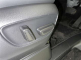 パワーシート搭載。微妙な調整が手軽にでき、ピッタリのポジションで運転することが可能です。