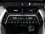 左右独立温度コントロールフルオートエアコンです。運転席、助手席それぞれで独立して温度設定ができます。冷え性の方が乗っても安心ですね♪