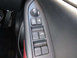 運転席の窓操作部分です。スイッチでミラーや窓の開閉が電動で行えます。
