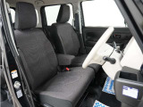 運転席のスペースはゆったりしていて、視界も広く確保されているので普段の運転からロングドライブまで快適です。
