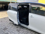 両側パワースライドドア付きだから、狭い駐車スペースなどでの 乗り降りラクラク!小さなお子さまのいるご家庭には嬉しい装備。