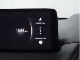 【スマートフォン連携】車内でスマートフォンと連携し、Apple CarPlayやAndroid Autoで通話、音楽、マップなどの様々な機能が利用可能です。
