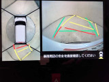 車を上から見たような視点のパノラミックビューモニター。後方の死角だけでなく左右や前方の障害物の発見もしやすくなります!