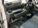 【グローブボックス】車検証や保険証、保険関連書類、整備用グローブなどの必要書類・小物を、助手席から運転席へすぐに取り出せる場所に整理して保管できます。車内の小物整理に役立ちます!