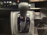 CVT車のセレクトレバーです。低速から高速まで、変速ショックのないスムーズな走りと、エンジン効率のよい領域を維持して燃費にも貢献します。サイドブレーキはスイッチ操作の電子制御パーキングブレーキです。