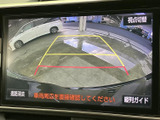 後方の映像にガイド線が表示され、駐車時に周囲との距離感をつかむ目安として役立ちます。視点切替の項目もあり、車庫入れや狭い場所での駐車をサポートします。