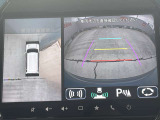 車両周辺映像をナビゲーションの画面に表示。駐車場や狭い道でのすれ違い、左右の見通しが悪い場所からの発進時などに運転者を補助します。