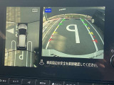 アラウンドビューモニターです。4つのカメラからの映像を合成・処理することで空から見下ろすような視点で周囲を確認でき、駐車時のクルマの位置確認がスムーズになります。