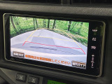 【バックカメラ】駐車時に後方がリアルタイム映像で確認できます。大型商業施設や立体駐車場での駐車時や、夜間のバック時に大活躍!運転スキルに関わらず、今や必須となった装備のひとつです!