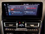 【ⅰドライブナビゲーション】文字情報も鮮明に表示する高解像度カラーディスプレイを採用。視認性に優れた地図デザインと特徴的な建造物を目印にした描写表示で現在位置を把握できます。地図データの更新も可能です
