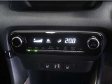 オートエアコンが付いています!1年中快適な室内を提供。車内温度を設定すると風量を自動で調整してくれます。