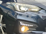 【LEDヘッドライト】悪天候や夜間走行時も良好な視界を確保し安心して運転できる高輝度LEDヘッドライトを装備!点灯速度が早く、消費電力も抑えられています。