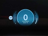 【ヘッドアップディスプレイ】現在の車速表示や目的地へのルート案内やメディア関連のリストを表示する事が可能です。視線移動を減らす事によりドライブに集中して頂けます。