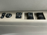 運転席のスイッチで全てのウィンドウの開閉操作を行うことができます。ロックボタンをONにしておくと、運転席以外のウィンドウは作動しないのでお子様を乗せているときなども安心ですね♪