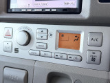 【オートエアコン】一度お好みの温度に設定すれば、車内の温度を検知し風量や温度を自動で調整。暑い&hellip;寒い&hellip;と何度もスイッチ操作をする必要はありません。快適な車内空間には必須の機能ですね♪