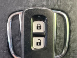 【Hondaスマートキー】カバンやポケットに入れたままでもドアの施錠・解錠が可能なスマートキーを装備。エンジンのオン・オフ時もカギを取り出す必要が無いからとっても便利です♪
