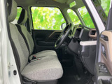 運転席からの視界は広く、運転しやすい環境です。シートの素材も肌触りが良く、長距離運転でも疲れにくいでしょう。
