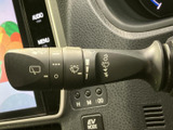 表示が見やすく、各機能の位置を確認しやすいレバーまわりです。運転席から手元で扱える位置にあり、天候の変化に合わせて必要な操作を行いたい場面で役立ちます。