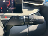 レバーには操作内容を示すマークが並び、運転席から機能を確認しやすい配置です。各種スイッチも手元にまとまり、必要な操作を把握しやすくなっています。