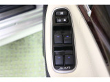 全ての窓が運転席から操作できます。今やほぼ当たり前ですが、無いと不便なアイテムですよね。ウインドウロックも装備しています。