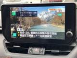 テレビ番組を画面で確認でき、停車中の待ち時間にも映像を楽しめます。ニュースや情報番組などを視聴できるため、休憩中の過ごし方の幅が広がる装備です。
