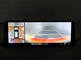 【360&deg;ビュー・モニター】前後左右4つのカメラ映像をさまざまな走行状況に応じて切り替えてセンターディスプレイに表示することで、駐車時や狭い道でのすれ違い時、見通しの悪い交差点進入時でも安心感を高めます。